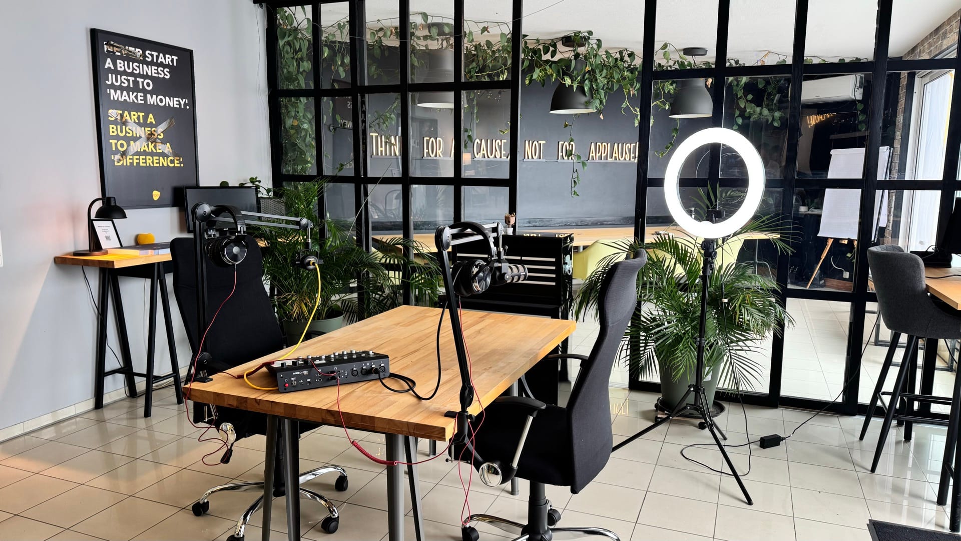 Podcast-Aufbau bei THE ROOF — Mikros, Ringlight, alles startklar