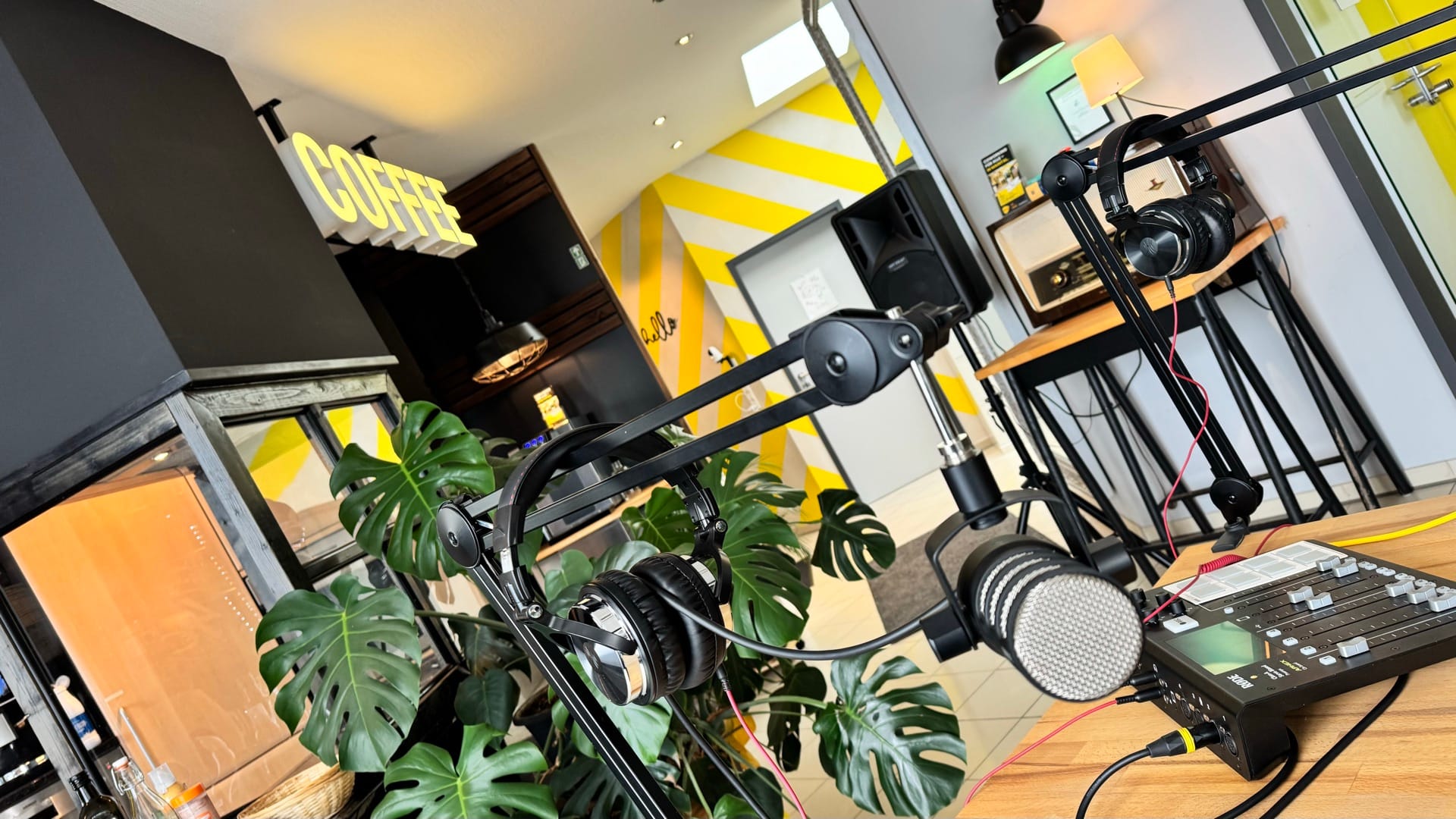 Podcast-Studio bei THE ROOF — Mikros, Aufnahmetechnik, COFFEE-Bereich